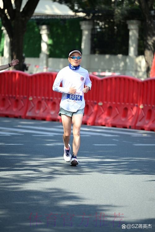 骑行拉萨的全运会笼式足球花甲志愿者 骑行拉萨的全运会笼式足球花甲志愿者